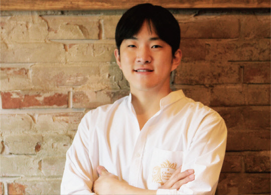 이번 행사는 '메종글래드 서머 페스티벌'의 일환으로 야외 캐주얼 비스트로 펍 '비스트로 자왈'에서 강 쉐프를 초청해 선보이는 이벤트다. 경리단길 '그랑블루'의 유명 쉐프이자 청년 쉐프로 이름이 잘 알려진 강석현 쉐프는 비스트로 자왈 현장에서 고기 패티를 직접 굽고 조리하는 모습을 보여준다. 메종글래드 제주 제공